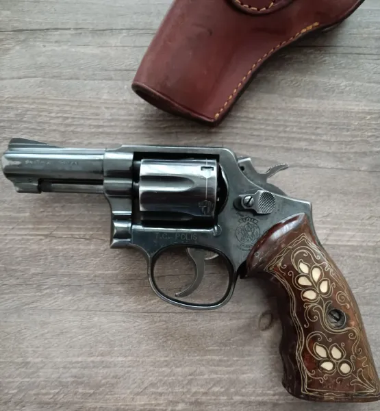 Kamu Görevlisinden Simit Wesson
