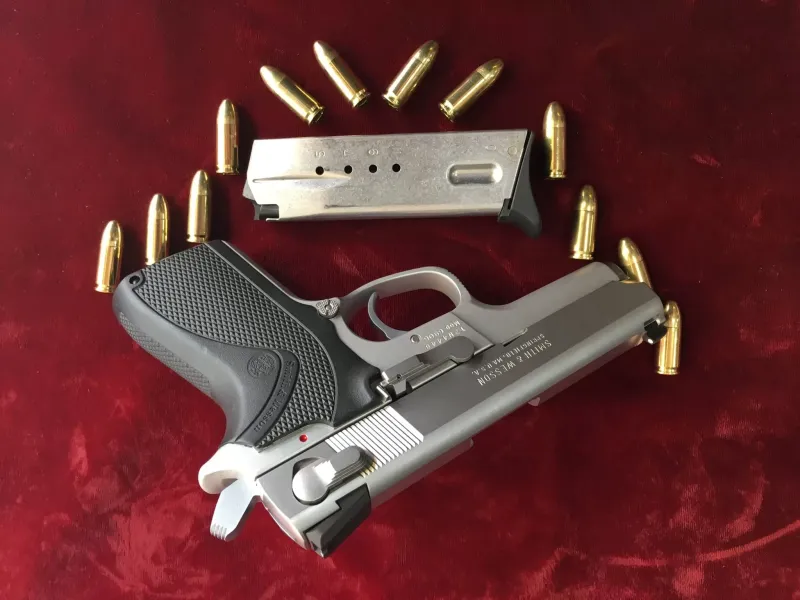 Yargı Mensubundan Smith Wesson 6906