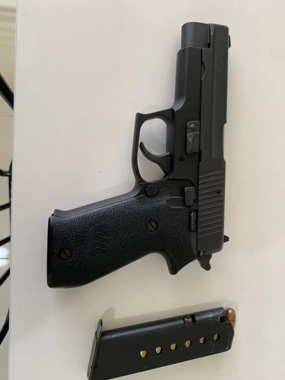 Sig Sauer P220 - 1