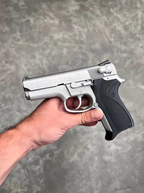 Smi̇th Wesson 6906 Compact