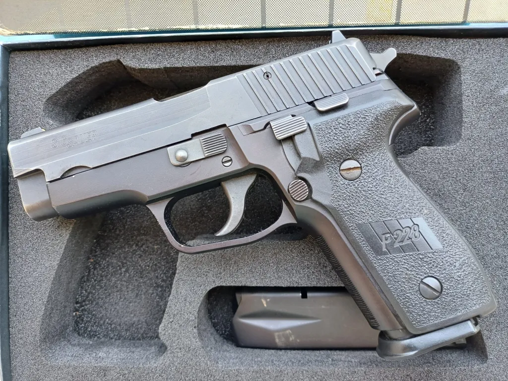 Sig Sauer P228 - 2