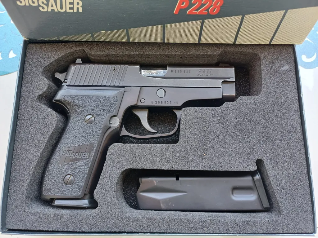 Sig Sauer P228 - 1