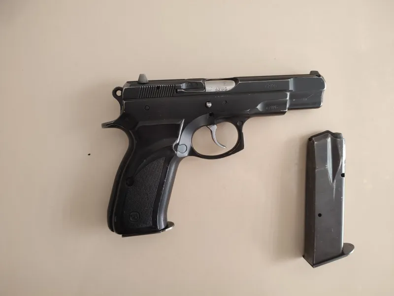 Polis Memurundan Cz75B