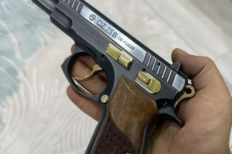 Ruhsatli Cz 75B Özel Ti̇tanyum Kaplama Ci̇ft Şarjör Temi̇z Bakimli Az Kullanilmiş Firsat Tabancasi Ayrica Ori̇ji̇nal Boyasi Üstünde Cz 75B 97 Model Çi̇ft Şarjör Fi̇yati 65 Bi̇n Her İki̇si̇de Çok Temi̇z Bakimli Az Kullanilmiş Tabancalar