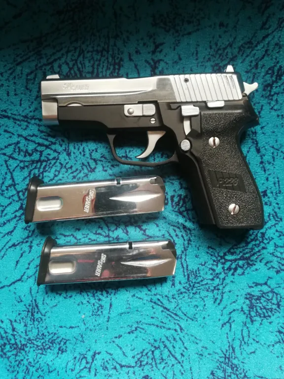 Sig Sauer P228 - 1