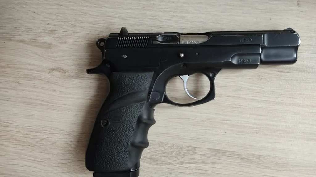 C Z 75 B Emni̇yet Mensubundan Çok Temi̇z - 1