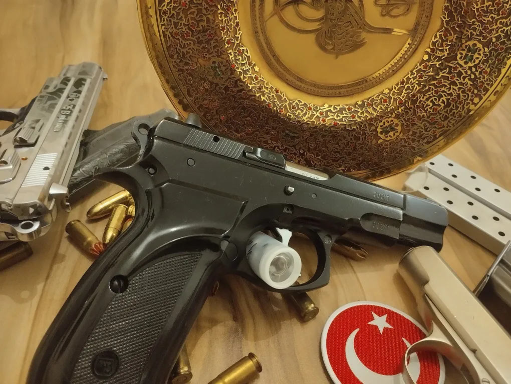 Özel Plaka Almak Gi̇bi̇ Seri̇ No 97 Model Cz75B - 2