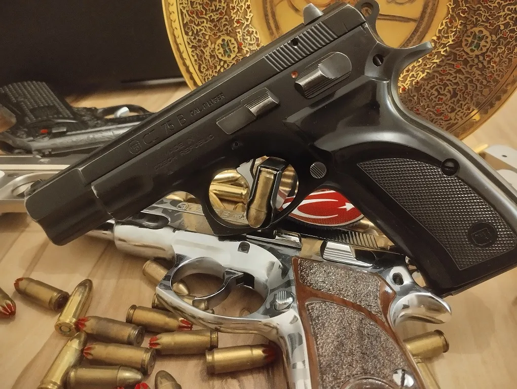 Özel Plaka Almak Gi̇bi̇ Seri̇ No 97 Model Cz75B
