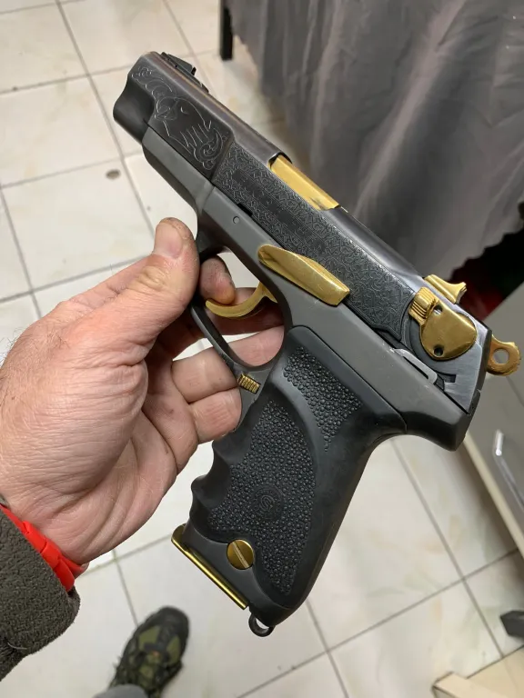 Ruger P85 - 2