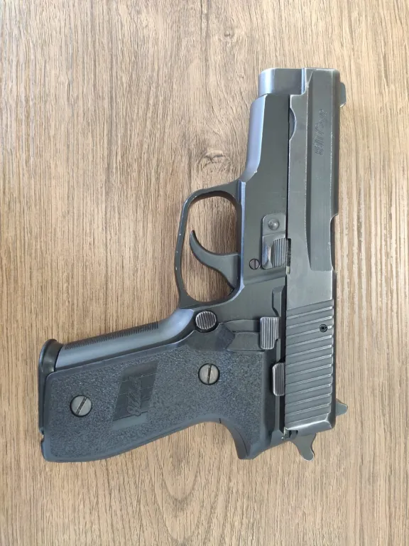 Sig Sauer P228 - 2
