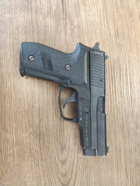 Sig Sauer P228 - 3