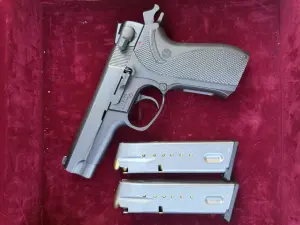Tertemiz  Smith Wesson 5904 . Kamu görevlisinden